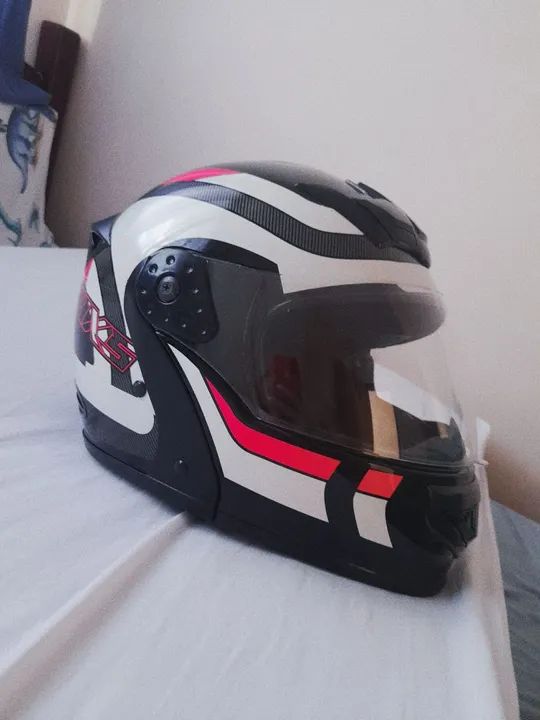 Capacete Robocop escamoteável 