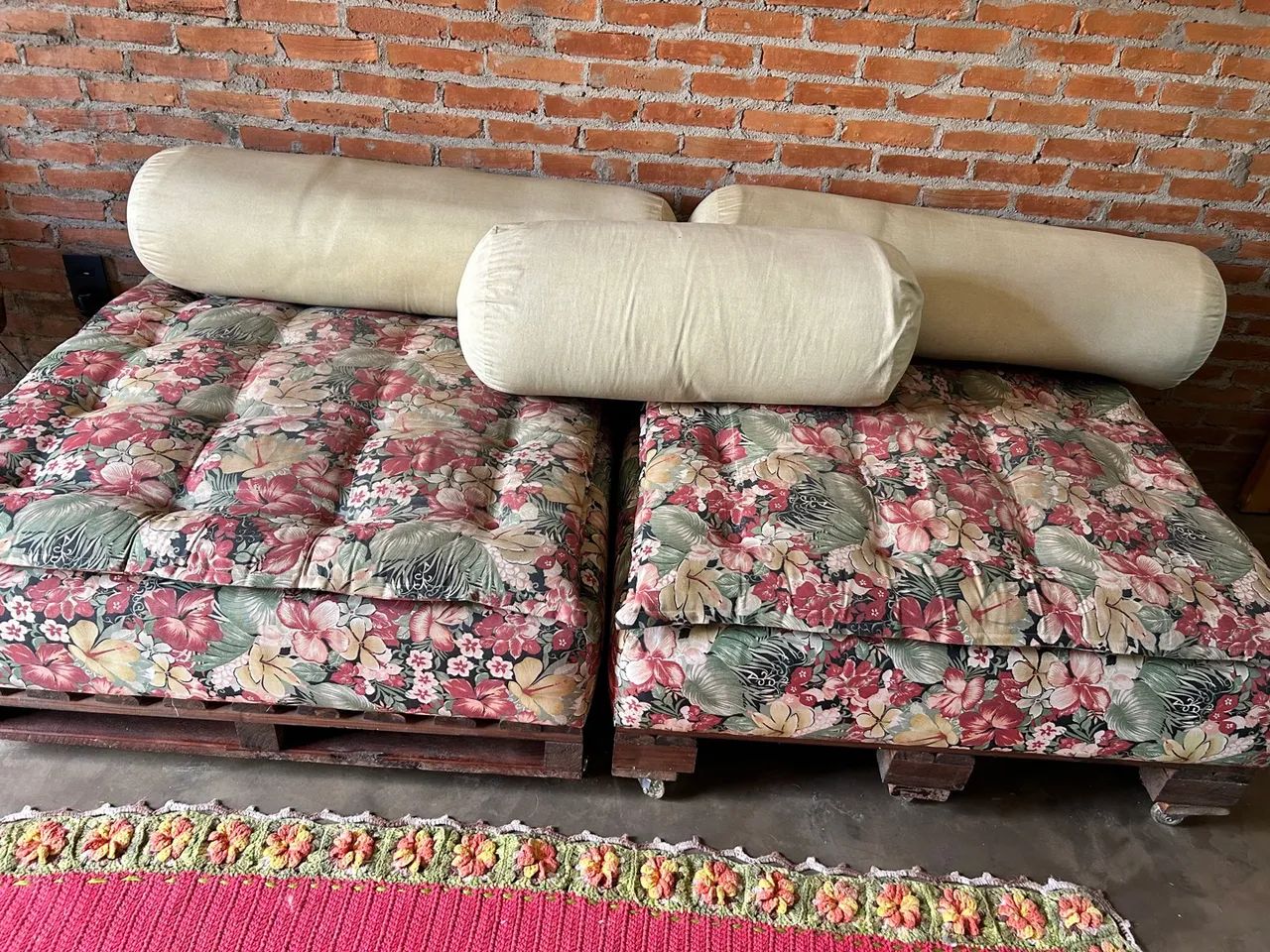 Sofá de Pallet com Almofadas 360,00 aceito cartão - Foto 5