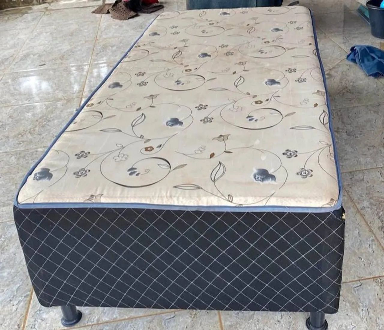 Cama Box com Detalhes em Flor