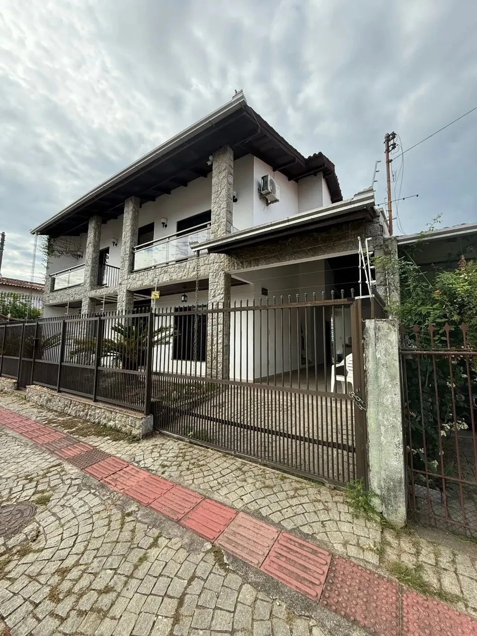 Linda casa de 1 suite c/ hidro + 2 dormitórios Piscina e edícula Espaço externo atras