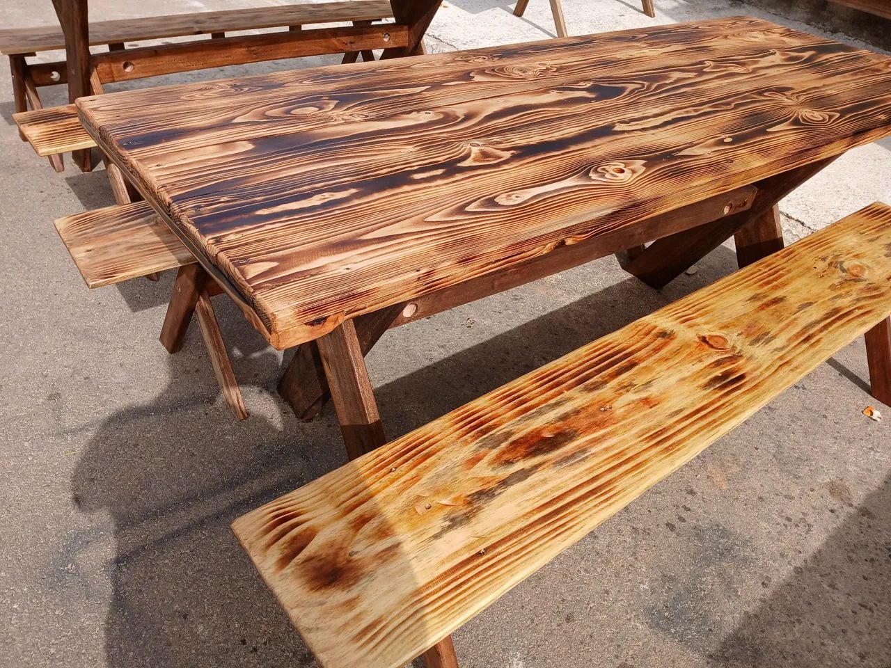Conjunto de mesa e bancos de madeira rústica - Foto 2