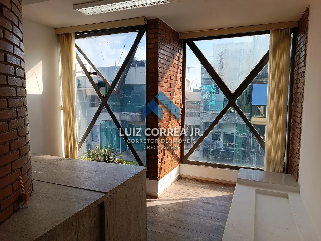 Sala comercial com 2 ambientes, copa e escada caracol no 2º andar pronta para uso!