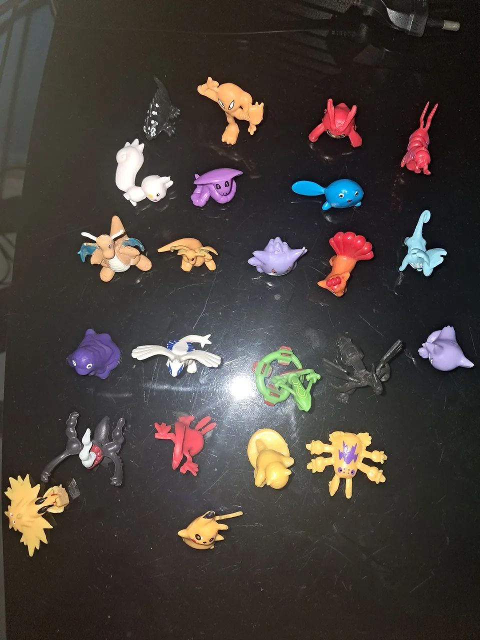 Pequena coleção de miniaturas pokemon