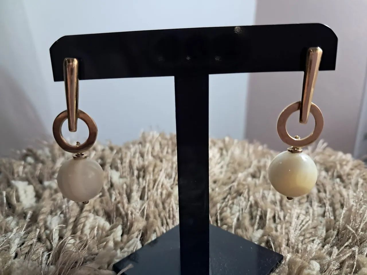 Brincos Dourados com Pérolas Elegantes