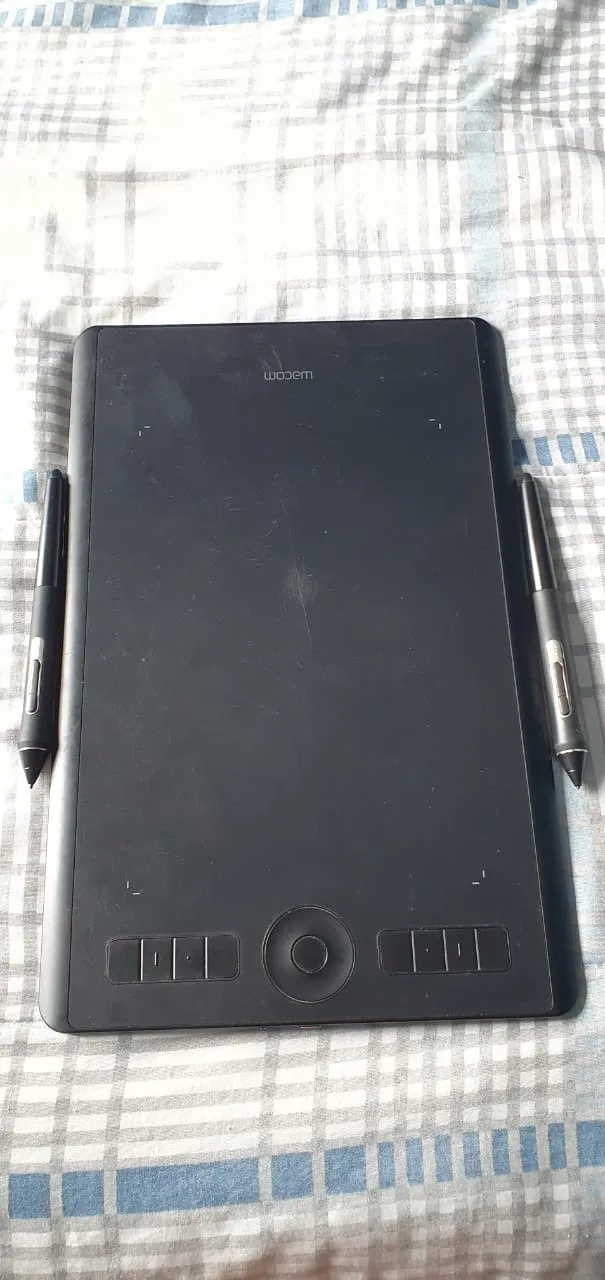 Mesa Digitalizadora Wacom Intuos Pro PTH660 - Qualidade Profissional, Modelo Médio, Usada