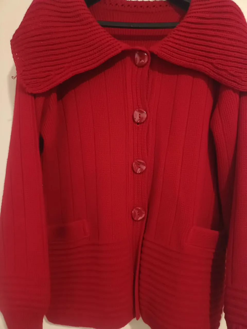 Casaco vermelho com gola e botões