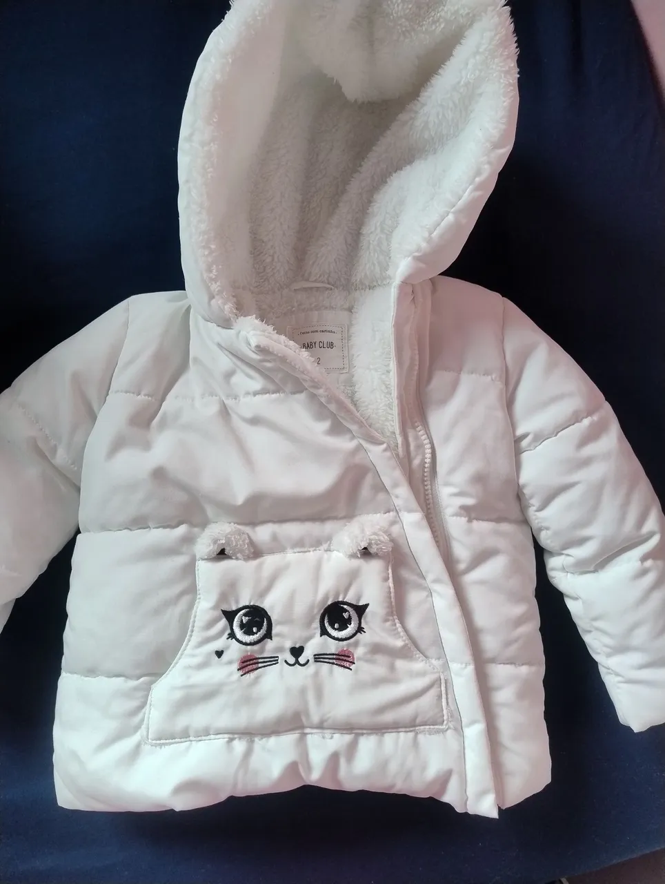 Casaco infantil branco com detalhes de gato