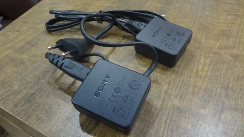 Carregador Sony para Câmeras Digitais Sony 5V - Modelo AC-UB10C