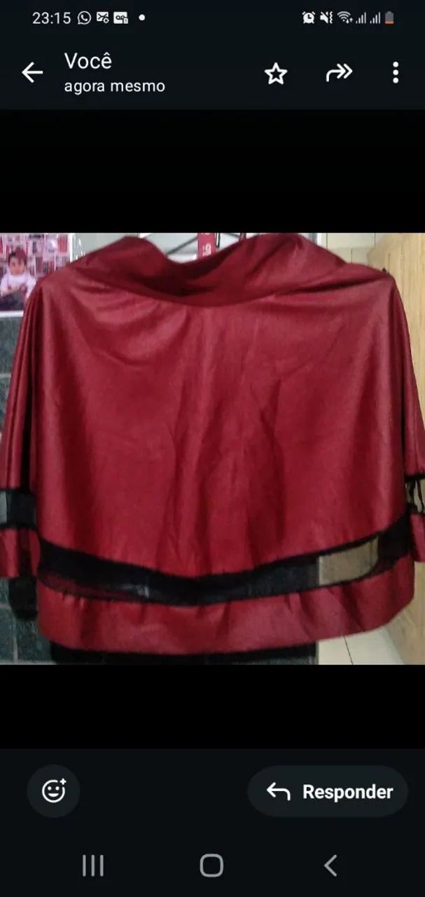 Blusa vermelha com detalhes em preto