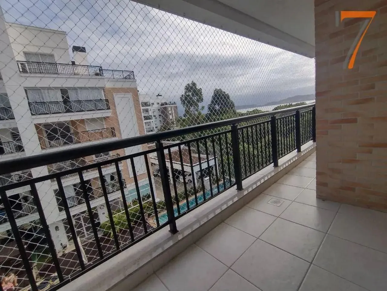 Apartamento com 3 dormitórios para alugar, 96 m² por R$ 6.191,70/mês - Abraão - Florianópo