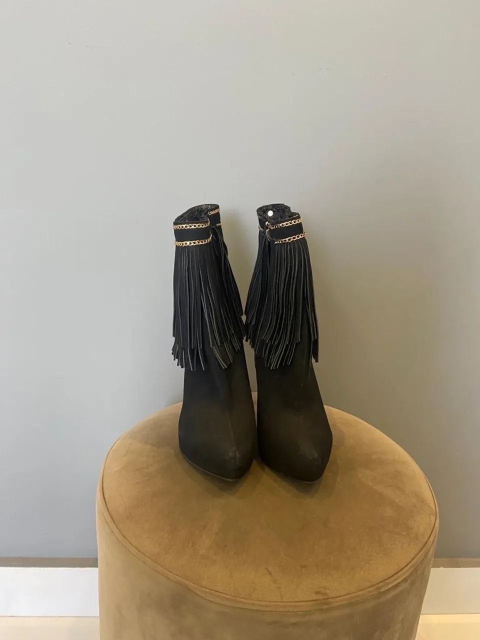 Botas pretas com detalhes em franjas