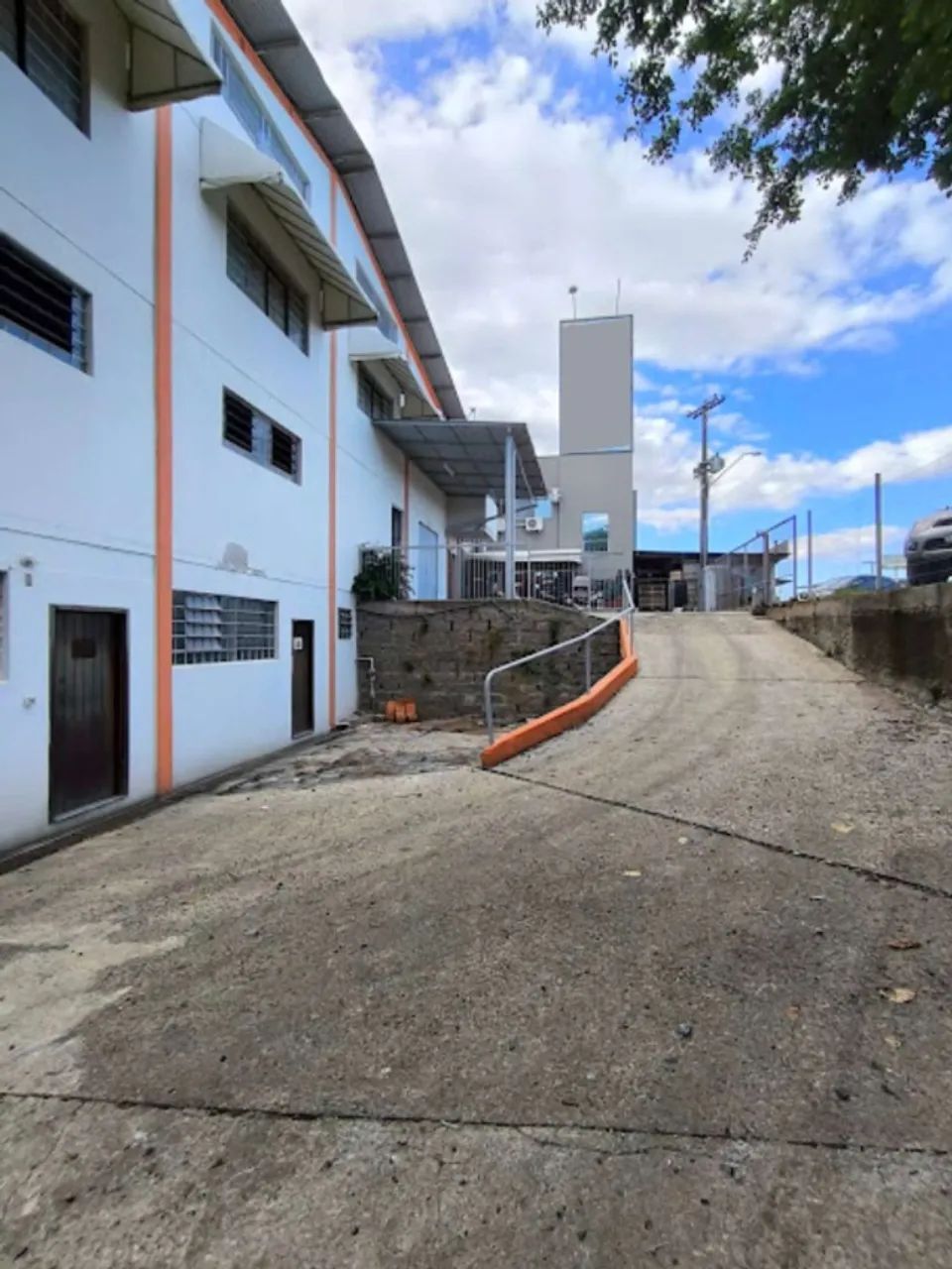 Galpão Pavilhão AMPLO numa geral próximo de comércios em Criciúma FÁCIL ACESSO A BR101 - Foto 4