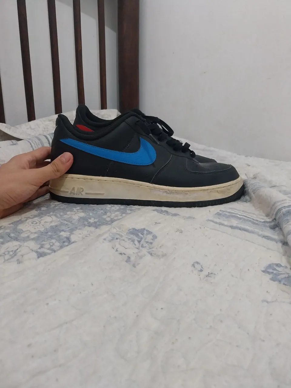 Nike Air Force 1 - Preto com detalhes em azul