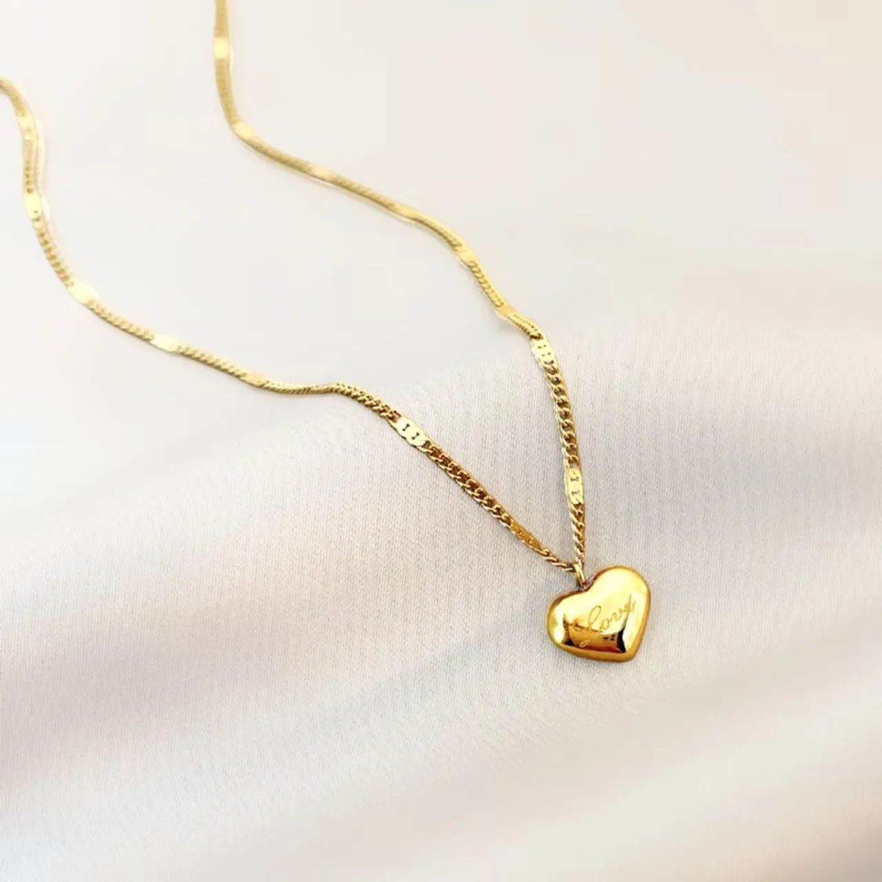 Colar Dourado Com Pingente De Coração 