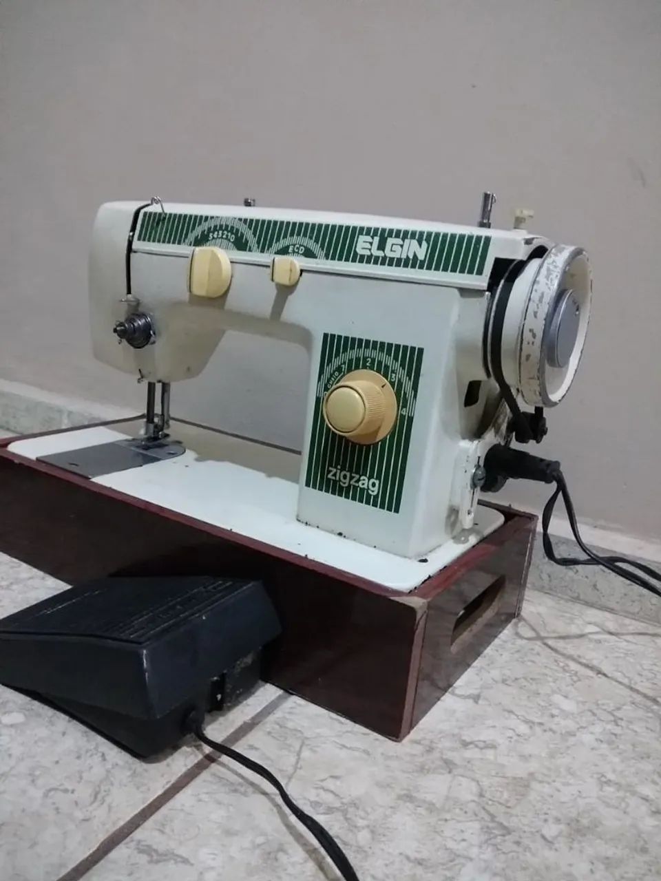 Máquina de costura Elgin antiga precisa de revisão  - Foto 2