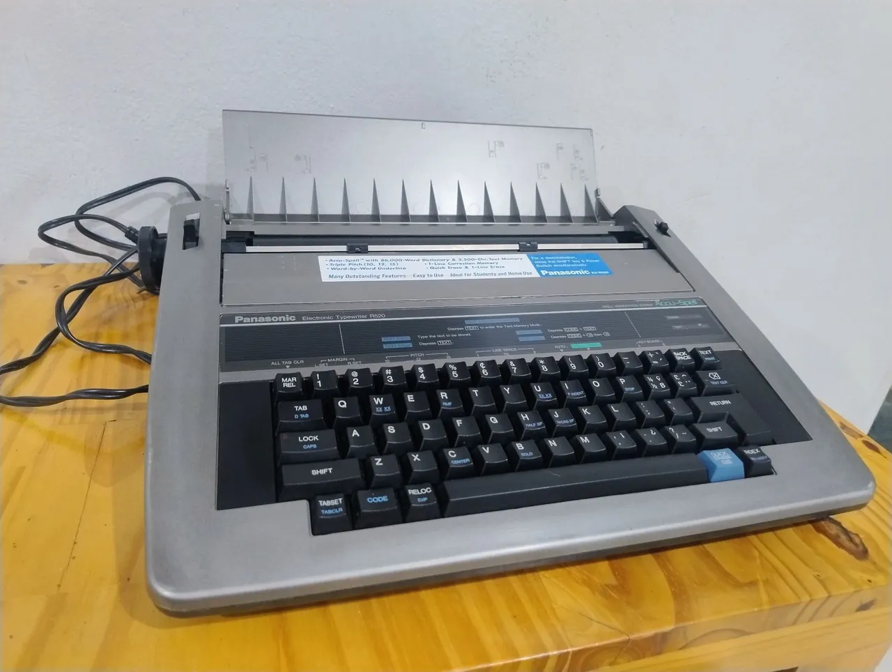 Máquina de Escrever Eletrônica Panasonic R520