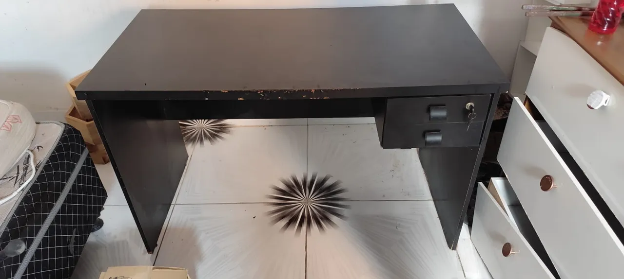 Mesa de escritório com gaveta