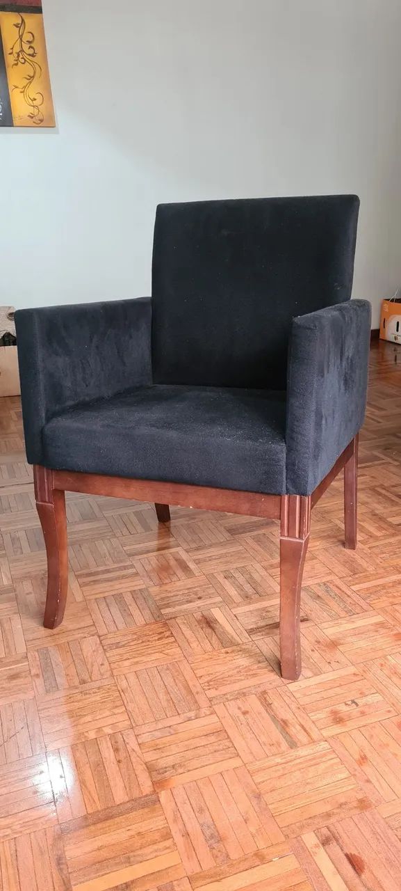 Poltrona estofada em Suede preto