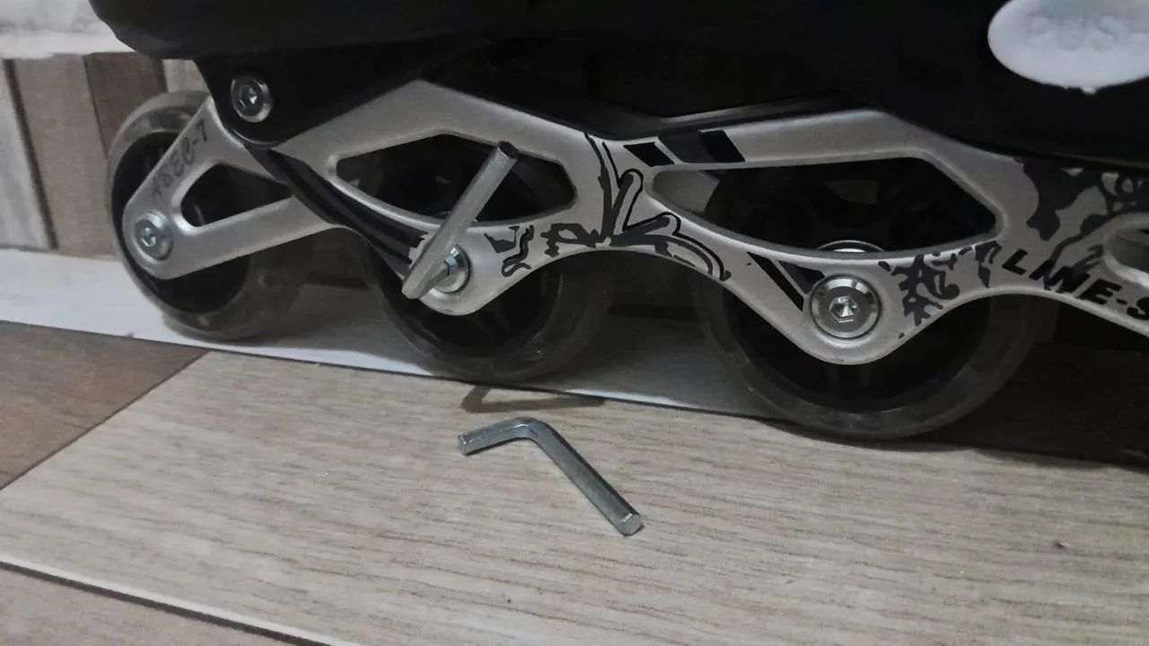 Patins inline ajustável, tamanho 37-40, rodas dianteiras com luzes de LED coloridas - Foto 4