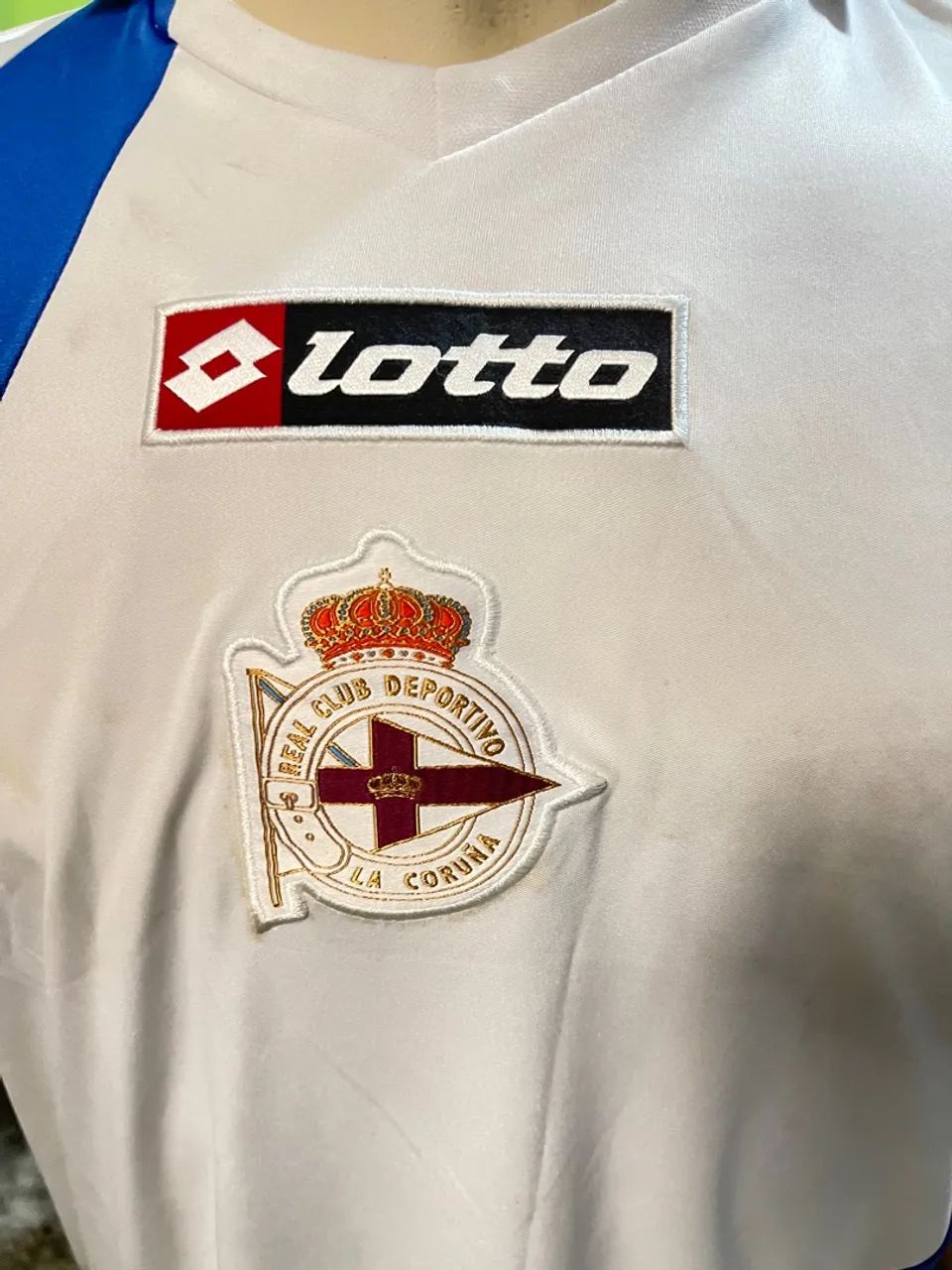 Esta é uma camisa de futebol do Real Club Deportivo de La Coruña