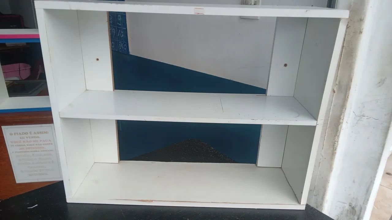 Prateleira branca de mdf