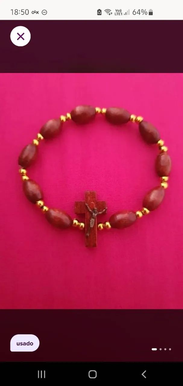 Pulseira de madeira com cruz