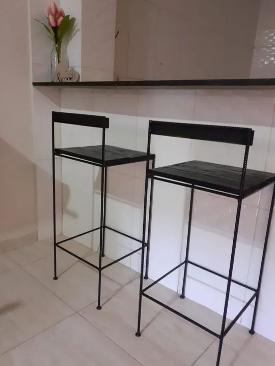 Par de Banquetas Industriais em Metal Preto