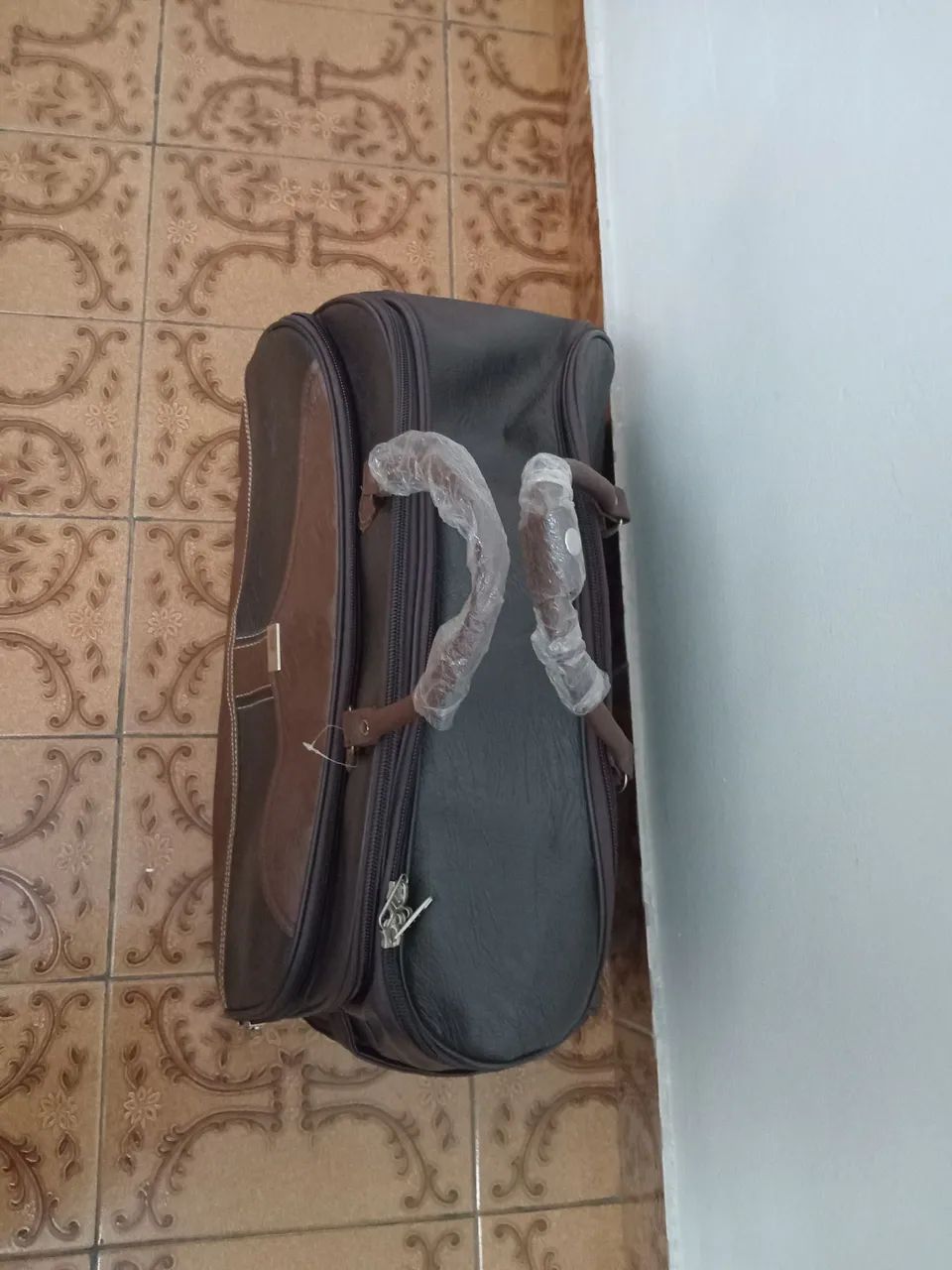 Linda bolsa de viagem com rodinhas couro sintético  - Foto 4