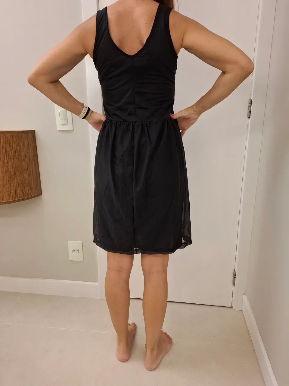 Vestido preto básico e versátil - Foto 4