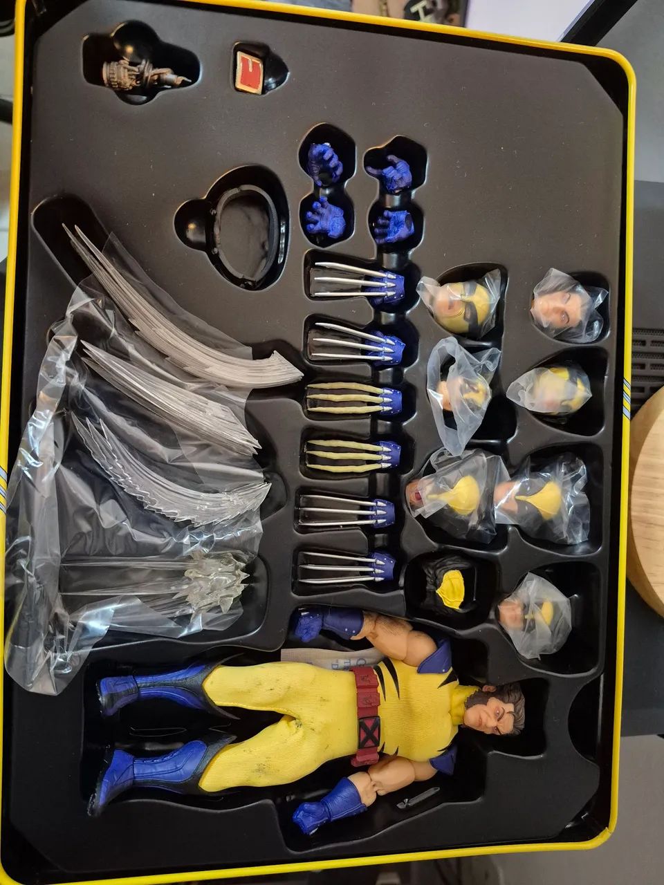 Mezco On:12 Wolverine Deluxe Steel Box - Foto 3