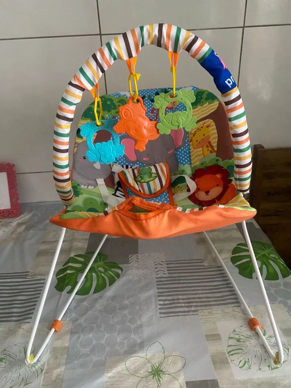 Assento para bebê com móbiles (toca e vibra )  - Foto 4