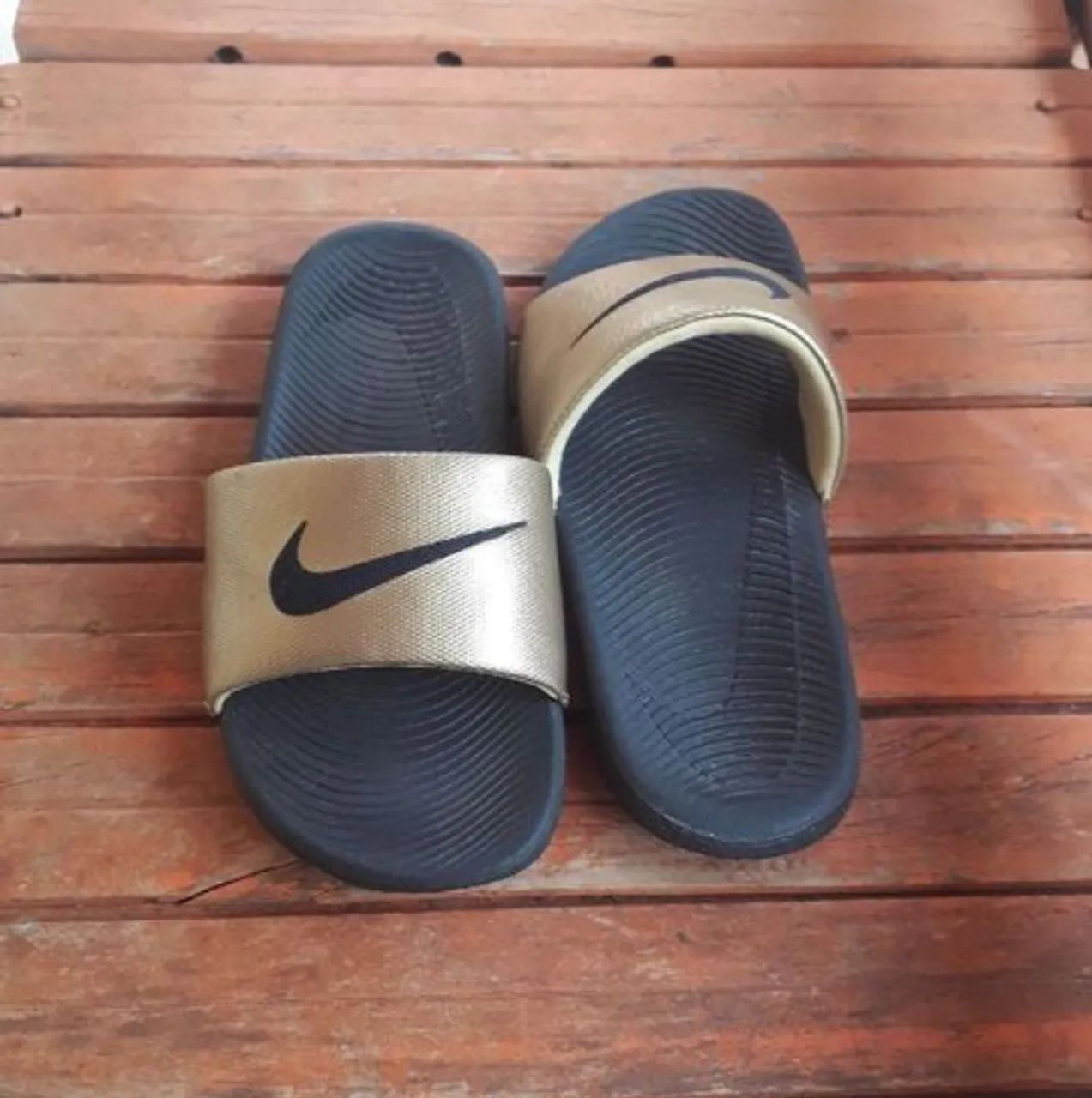 Sandálias Nike Slide Douradas - Foto 3