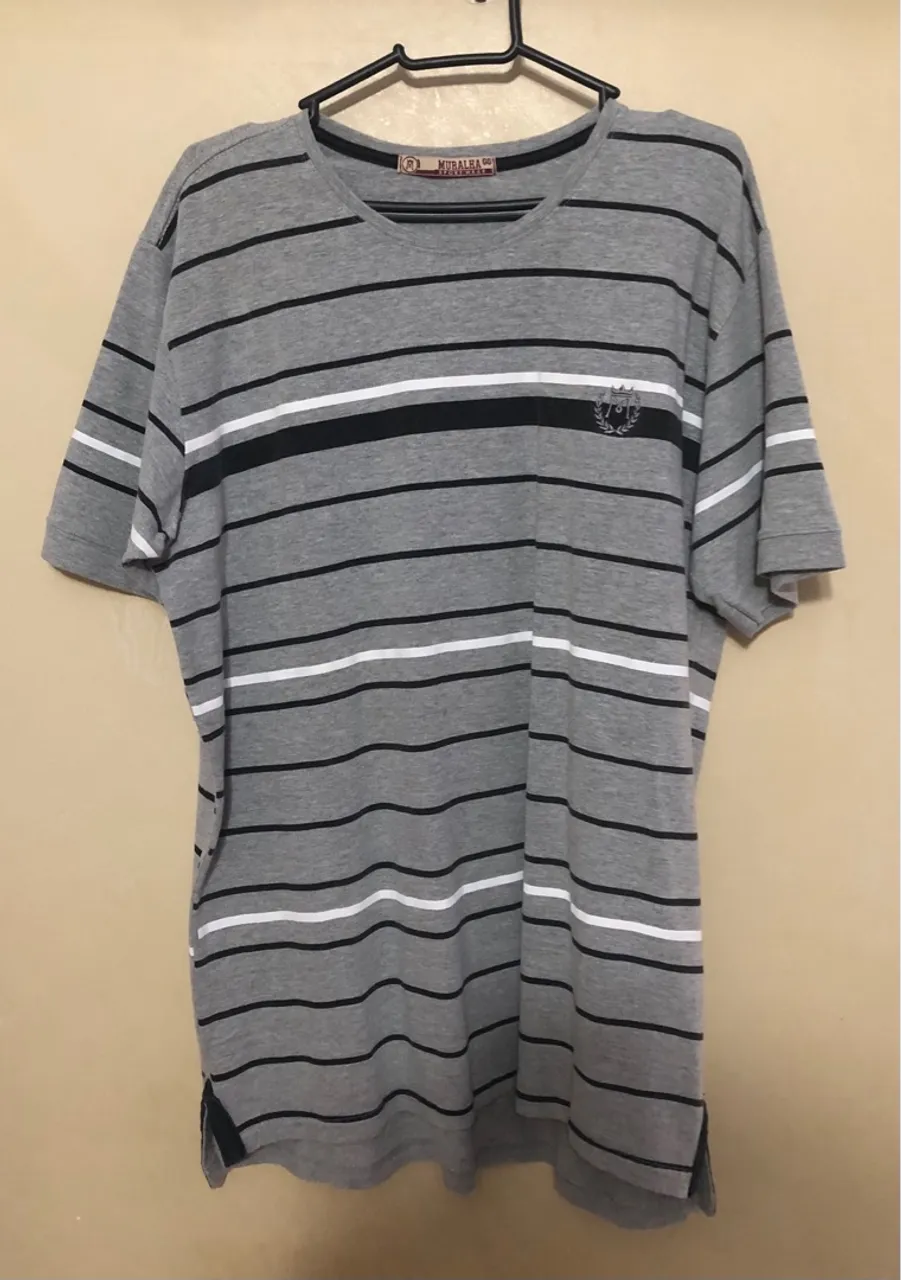 Camiseta listrada cinza e preta