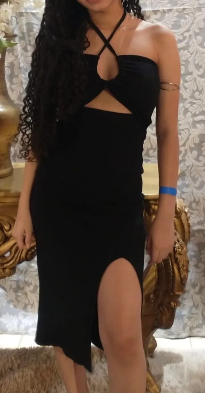Vestido Midi Preto com Fenda e Recortes