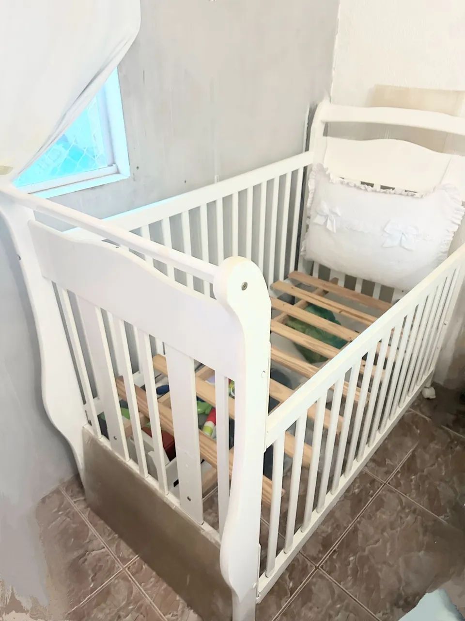 Berço com grade deslizante