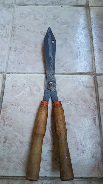 Tesourão de Poda para Jardineiro com Cabo de Madeira, 48 cm - Usada - Foto 3