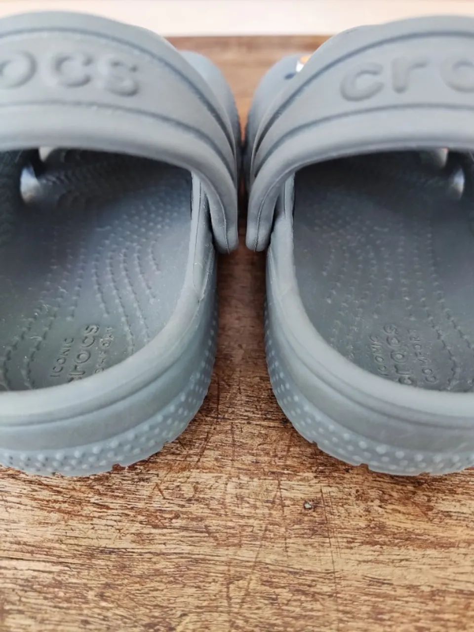 Sandália CROCS Little Baby cinza - tamanho C7 - Foto 6