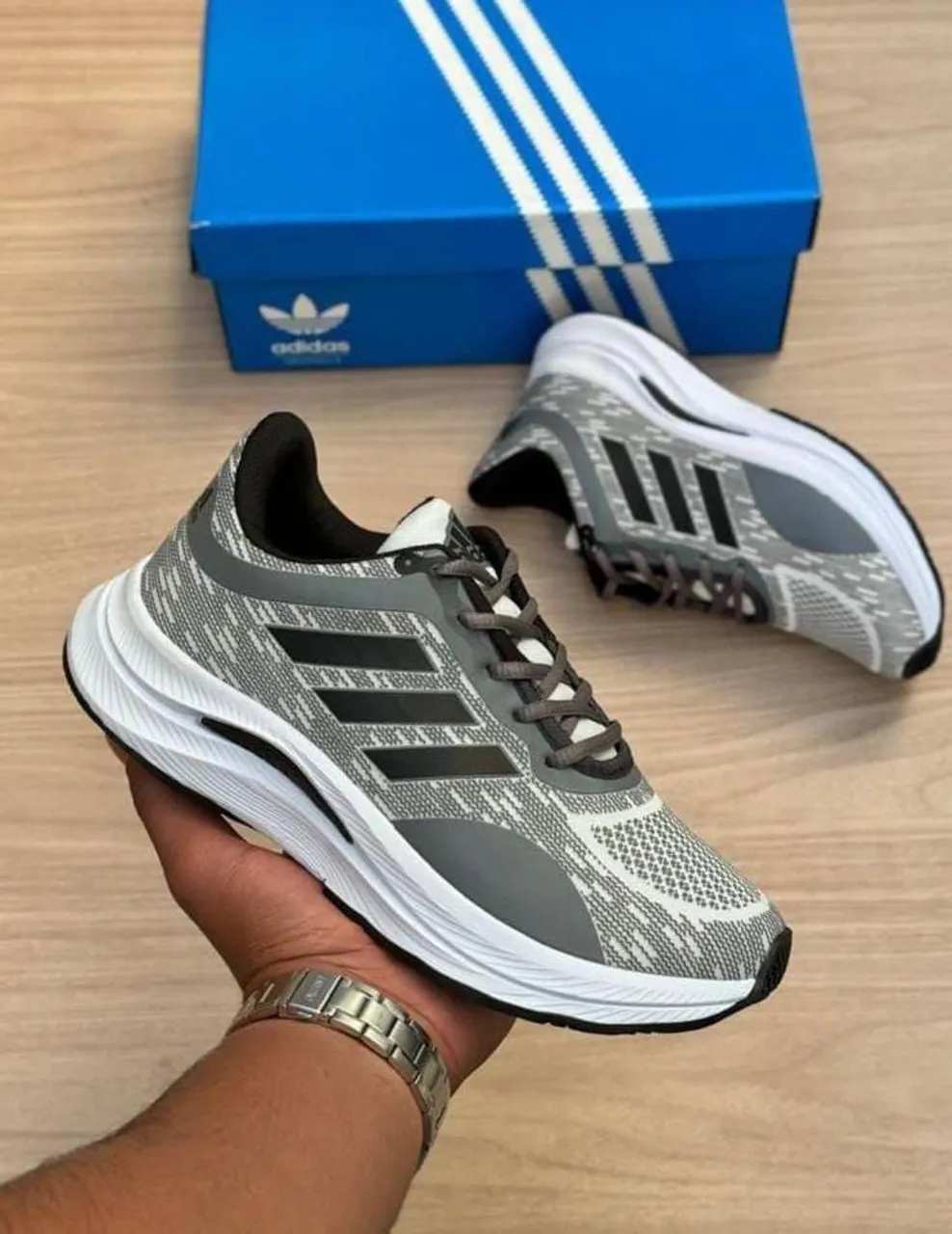 Tênis Adidas Cinza e Branco - Conforto e Estilo!