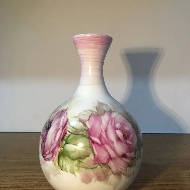 Vaso decorativo de porcelana, delicado floral.