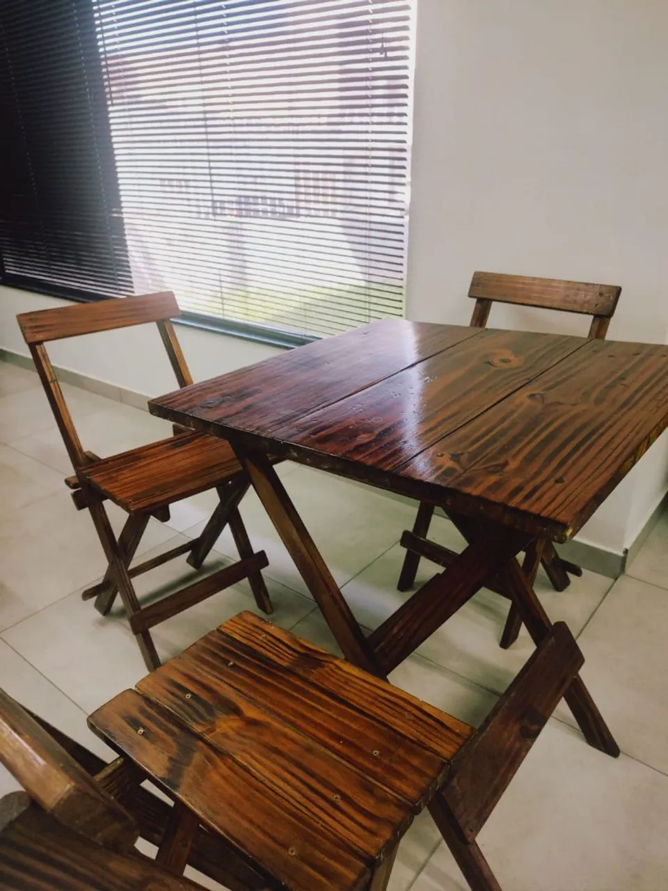 Conjunto de mesa e cadeiras de madeira