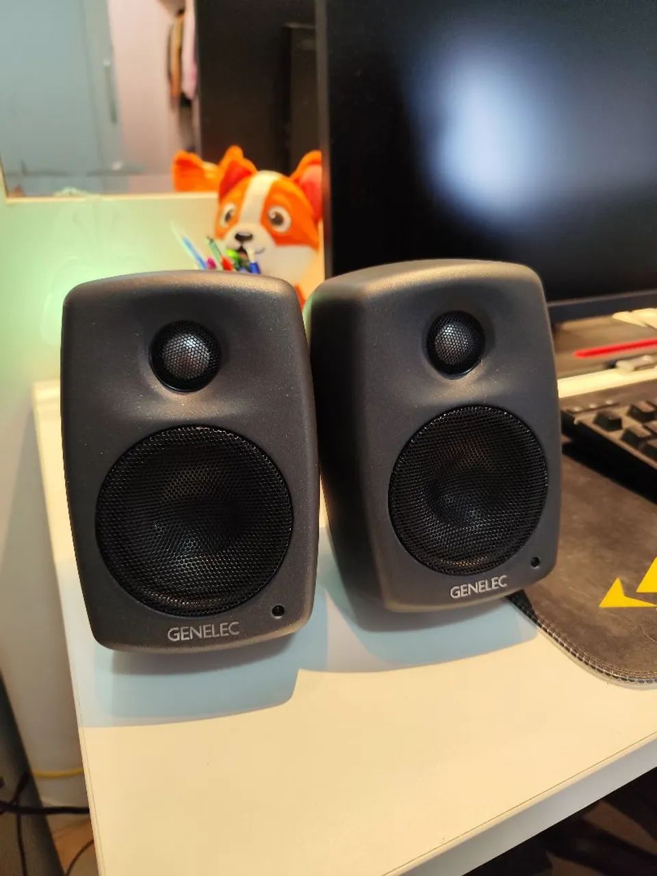 Par de monitores de áudio Genelec com suporte para parede