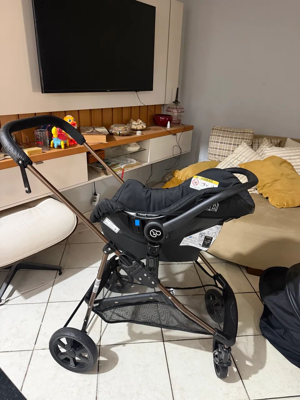 Vendo carrinho Moisés com bebê conforto 800,00 - Foto 2