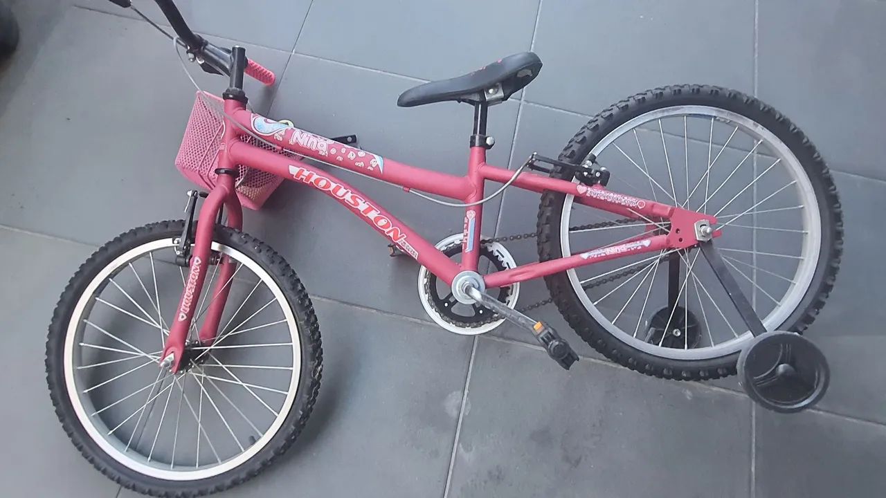 Bicicleta infantil de menina- cor de rosa- com cestinha e rodinhas 