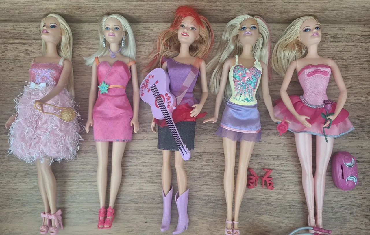 08 BONECAS da COLEÇÃO BARBIE e uma BICICLETA - Foto 2