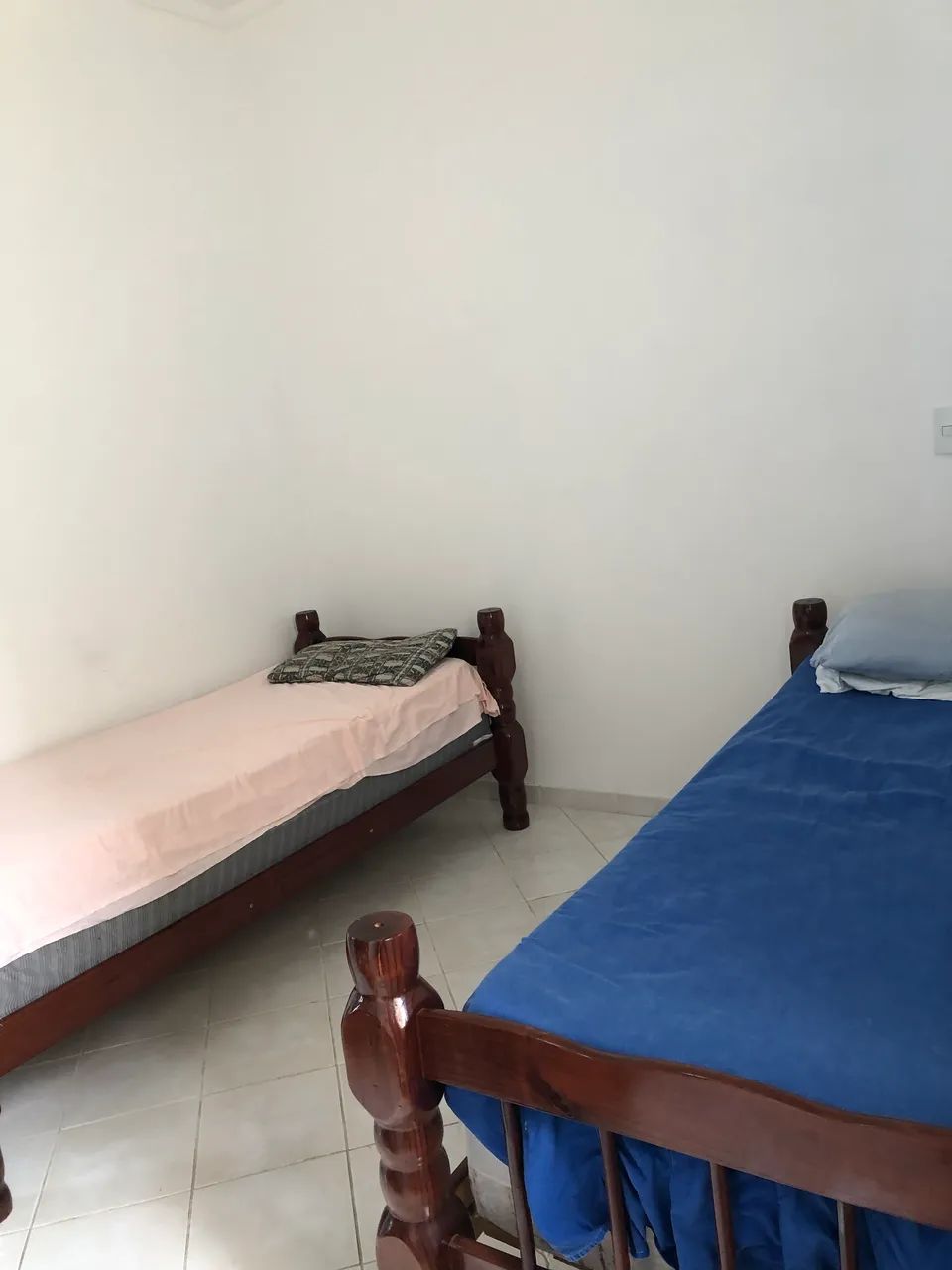 Duas camas de solteiro com colchão 