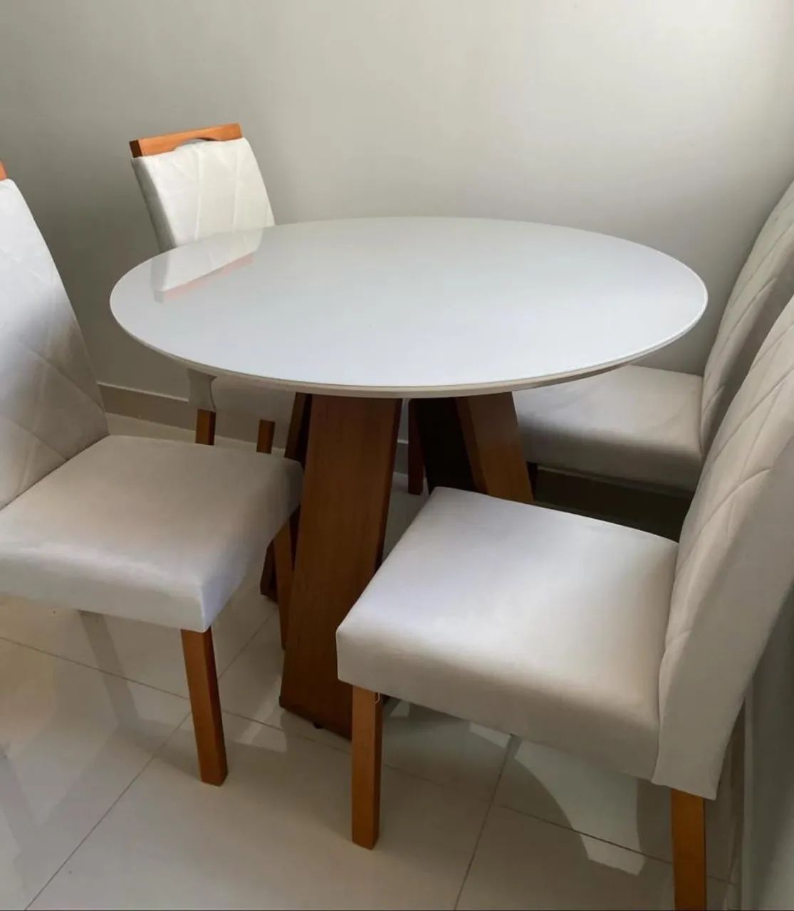 Conjunto de mesa com 4 cadeiras 103x103 nova a pronta entrega  - Foto 2