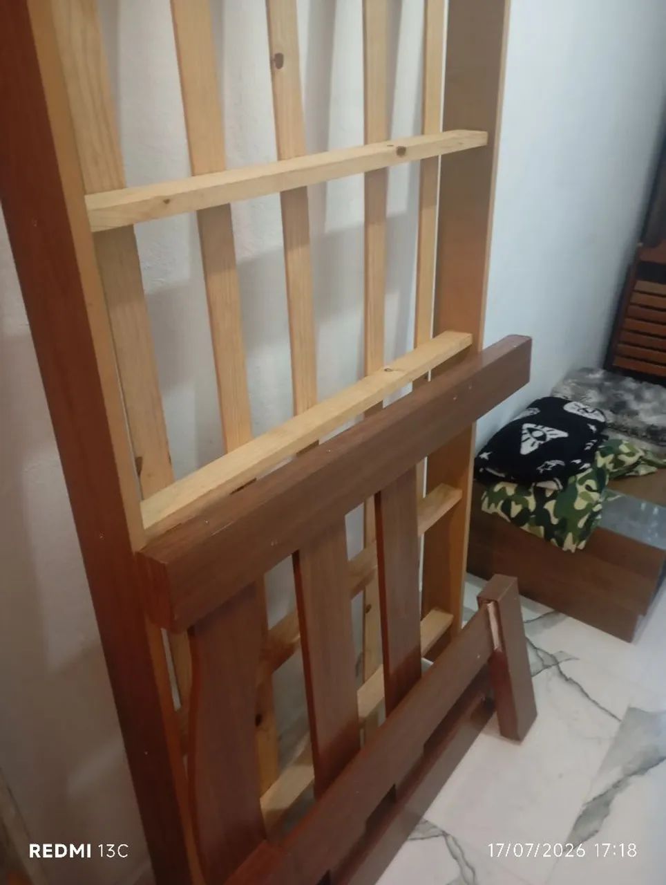 Vendo cama de solteiro em ótimo estado e mesa de  centro em bom estado  - Foto 2