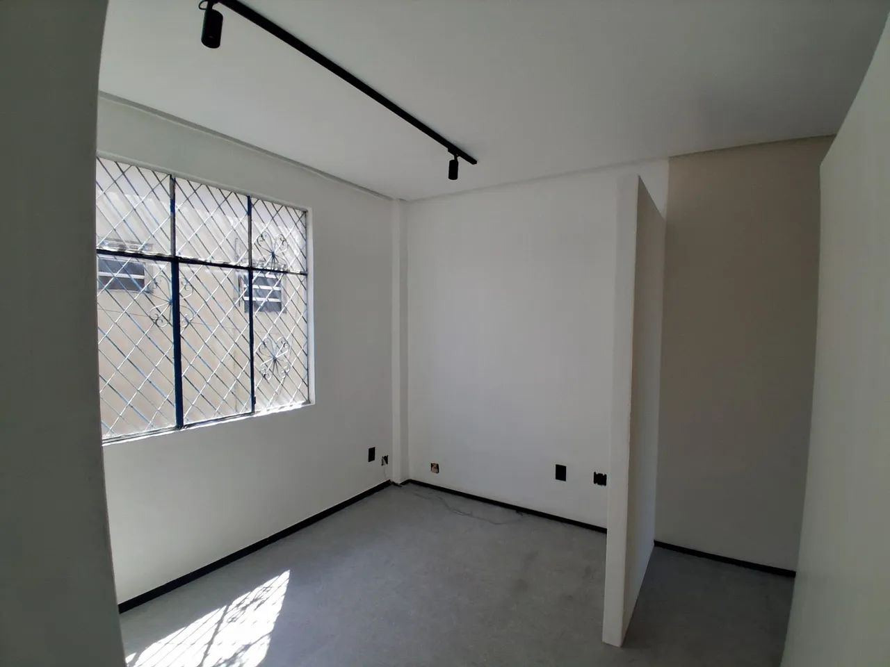 Aluga-se Sala comercial Av . João Valério  - Foto 4