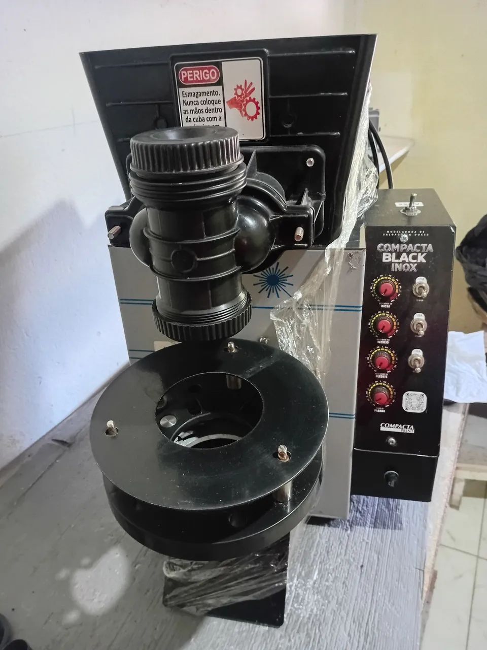Vende-se máquina de salgados e masseira 