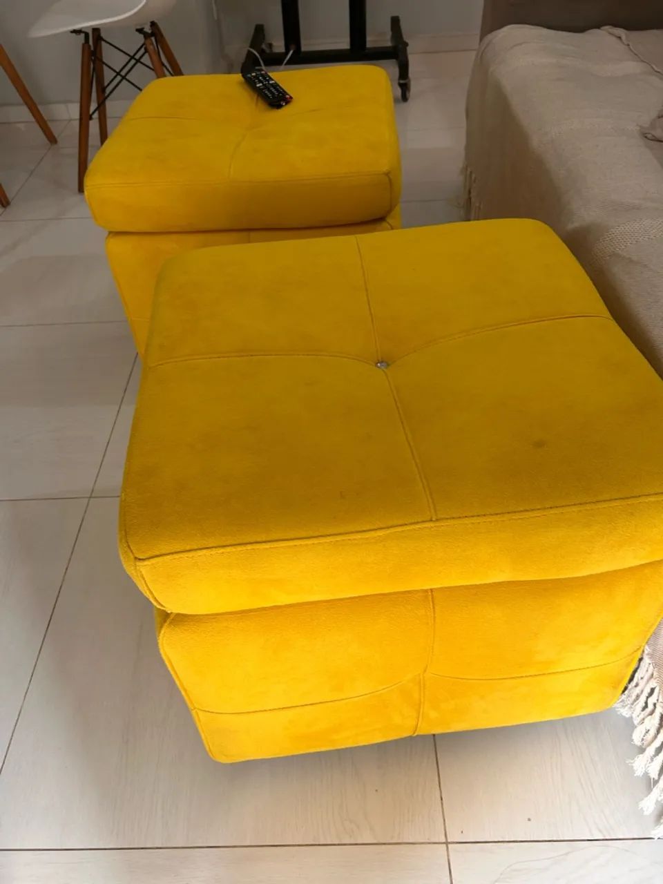 Puff Amarelo em Chenille - 50 x 50 cm - Foto 2